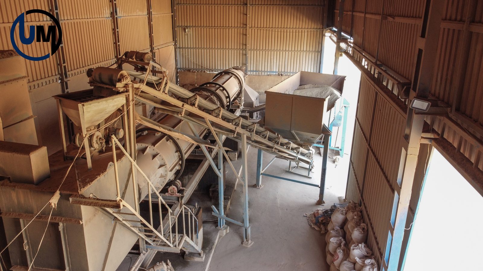 Milling and processing floor with conveyor belts and product bags